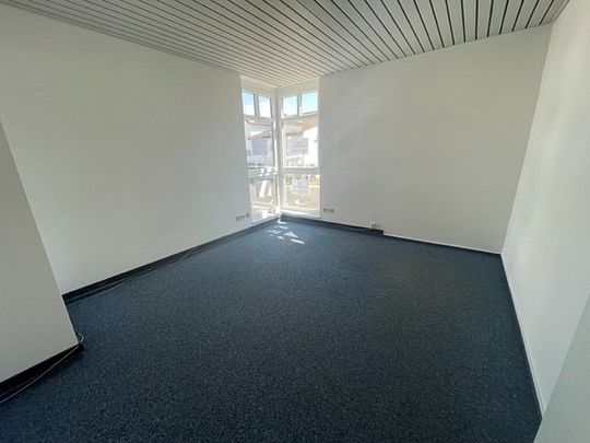 Gut geschnittene Büro-/Praxisfläche im 1.OG eines gepflegten Wohn-/Geschäftshauses mit 3 Parkplätzen - Foto 1