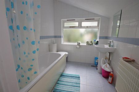 1 bedroom in a house share to rent - Photo 4