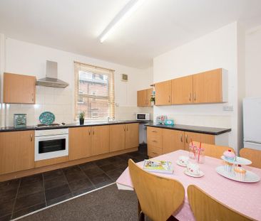 4 bedroom end of terrace house to rent - Photo 3