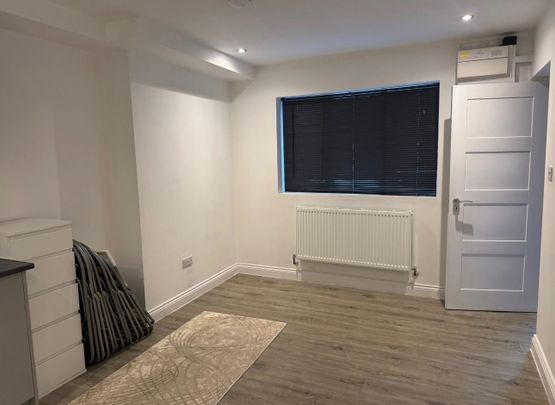Studio Flat, The Close, LU3 - Photo 1