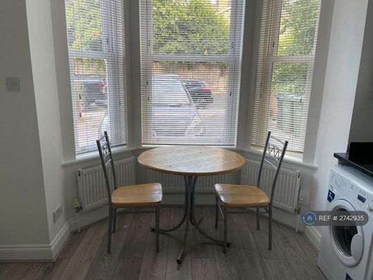 Studio to rent - Photo 1