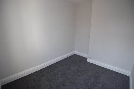 To Let 3 Bed End Terraced House - Photo 5