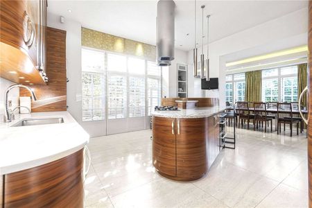 An exceptional two bedroom apartment with superb terracing and parking - Photo 3