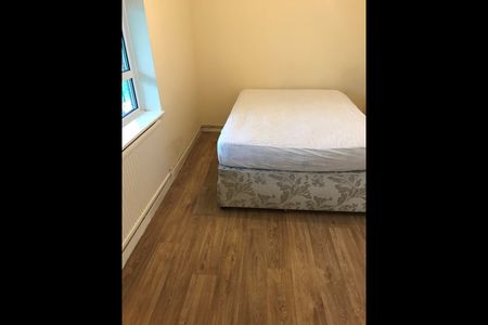 3 Bed Flat, Butterworth Path, LU2 - Photo 3