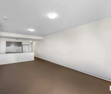 LOW MAINTENANCE LIVING, WELL PRESENTED 2 BEDROOM UNIT, LOCATED IN C... - Photo 5