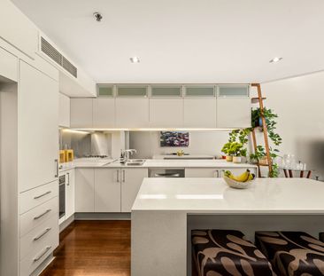 Stylish, Light-Filled Apartment with High Ceilings & Flexible Living - Photo 5