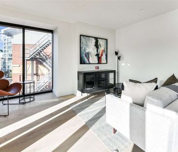 A sensational 3-bedroom apartment in the Powerhouse, Chelsea Waterfront, with its extraordinary vista of the Thames. - Photo 1