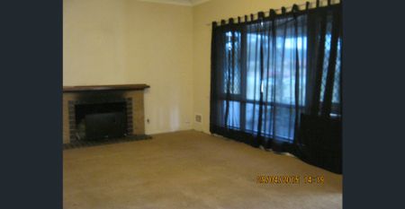 Overseas and locals all welcome. Large 3x1 house on l/up yard. gas cooker and gas hot water pets ok - Photo 2