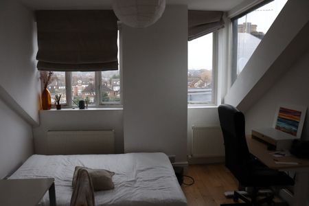 1 Bed Flat, Sheen Road, TW9 - Photo 2