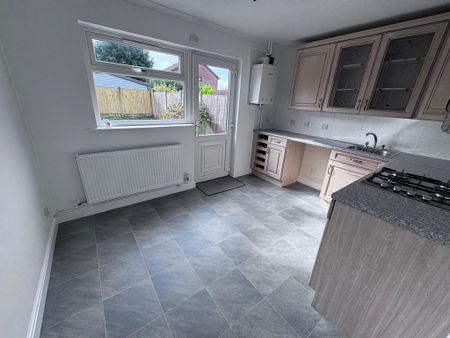 2 bedroom semi-detached house to rent - Photo 4