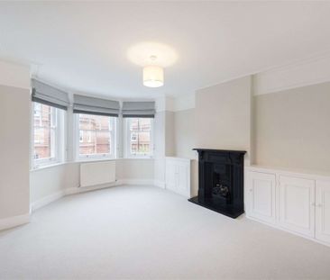 Lovely three bedroom apartment situated in a popular mansion block in Queen’s Club Gardens. - Photo 1