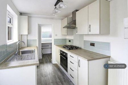 2 bedroom semi-detached house to rent - Photo 5