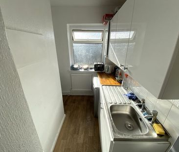 Cardiff Road Taffs Well, Cardiff - Photo 2