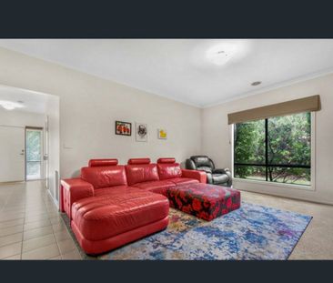 Spacious Family Home in Prime Pakenham Location - Photo 5