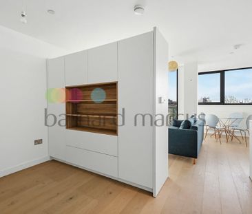 Highgate Hill - Photo 1