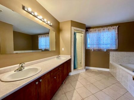 For Lease - 72 Darren Avenue, Whitby, Ontario - Photo 3