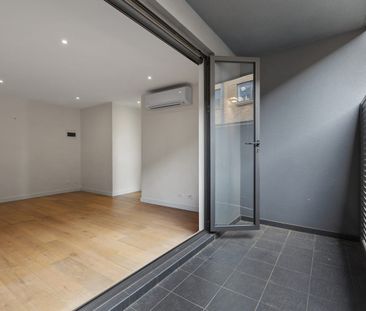 Modern Two-Bedroom Apartment in Prime Location - Photo 3