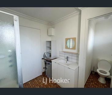 Low Maintenance 2 bedroom Unit - Short walk to town and the beach - Photo 3