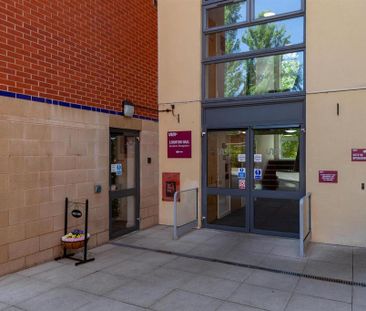 1 bedroom in a flat share to rent - Photo 4