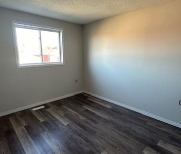 58 Rundles Cres Barrie | $2200 per month | Plus Heat | Plus Water |... - Photo 2