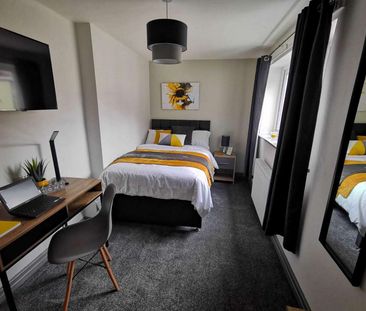 CLOSE TO MEDIA CITY | JUST 4 ROOMS | A WISE OWL HOME 🦉 ROOM 4 🦉 - Photo 1