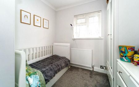 4 bedroom semi-detached house to rent - Photo 4