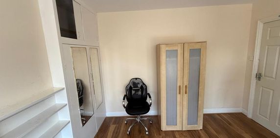 1 bedroom in a house share to rent - Photo 2