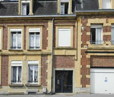 Appartement de type 2 au deuxième étage, situé rue Etienne Dolet à Nouzonville proche des commerces, comprenant une chambre et un salon. - Photo 2