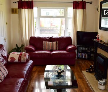 Huge room in 3-bedroom apartment in Tallaght, Dublin - Photo 2