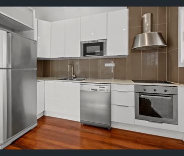 Elegant Family Home - Photo 5