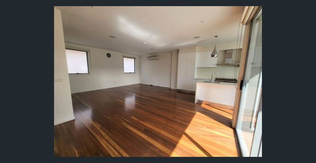 MULTILEVEL TOWNHOUSE LIVING! - Photo 1