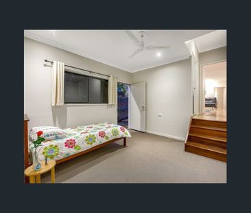 Spacious Family Living with Study & Modern Comfort in Everton Park - Photo 5