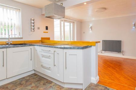 4 bed House - Detached To Let - Photo 3