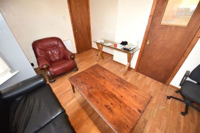 2 bedroom Flat in Flat A, Leeds - Photo 2