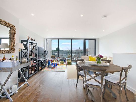 This superb three bedroom, one bathroom maisonette with water closet offers a great amount of space as well as a private terrace and off street parking space. - Photo 1