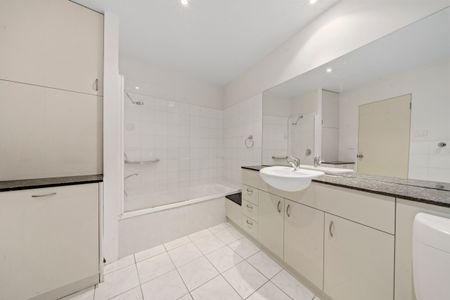 Quality Town House In Fantastic Location - Photo 5