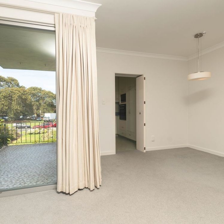 Charming Apartment - Photo 1