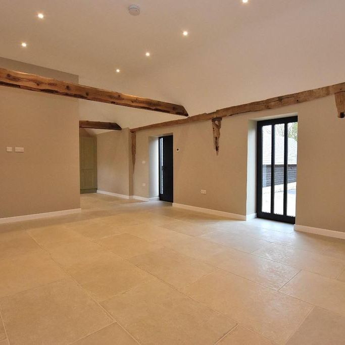 2 bedroom barn conversion to rent - Photo 1