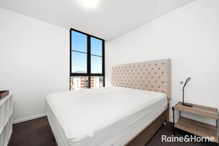 Stylish 2-Bedroom Apartment in Resort-Style 'Landmark' Complex - Photo 4