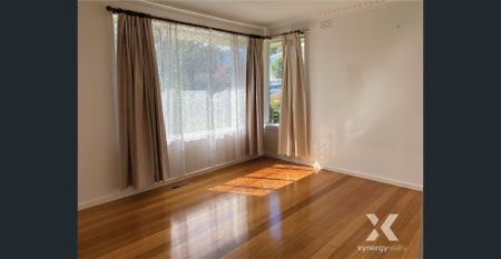 WELL-APPOINTED SINGLE LEVEL HOME IN A TERRIFIC LOCATION! - Photo 3