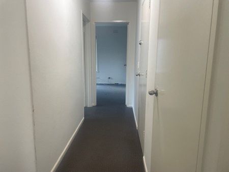 Tidy Two Bedroom Apartment - Photo 5