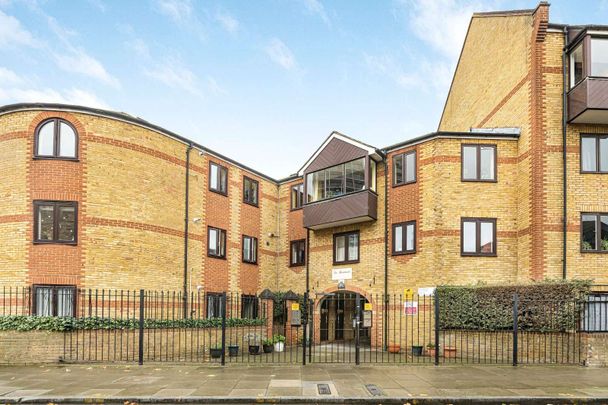 One bedroom mezzanine apartment with off street parking and communal gardens. - Photo 1