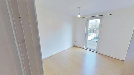 3 bedroom flat to rent - Photo 4