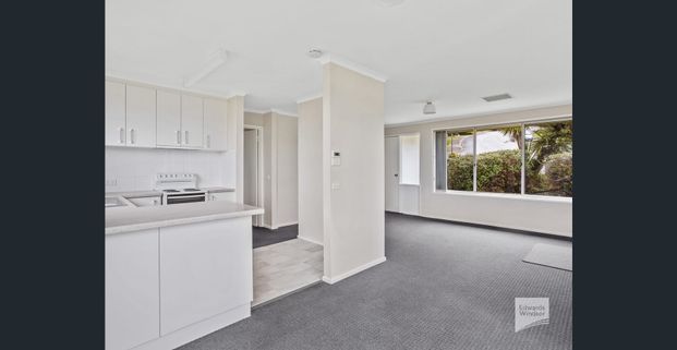 Spacious 3 Bedroom Home with Solar Power & Modern Comforts - Photo 1