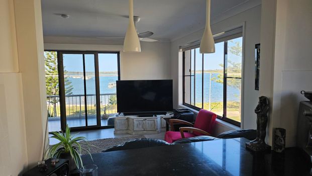 Shared furnished apartment with stunning Broadwater views - Photo 1