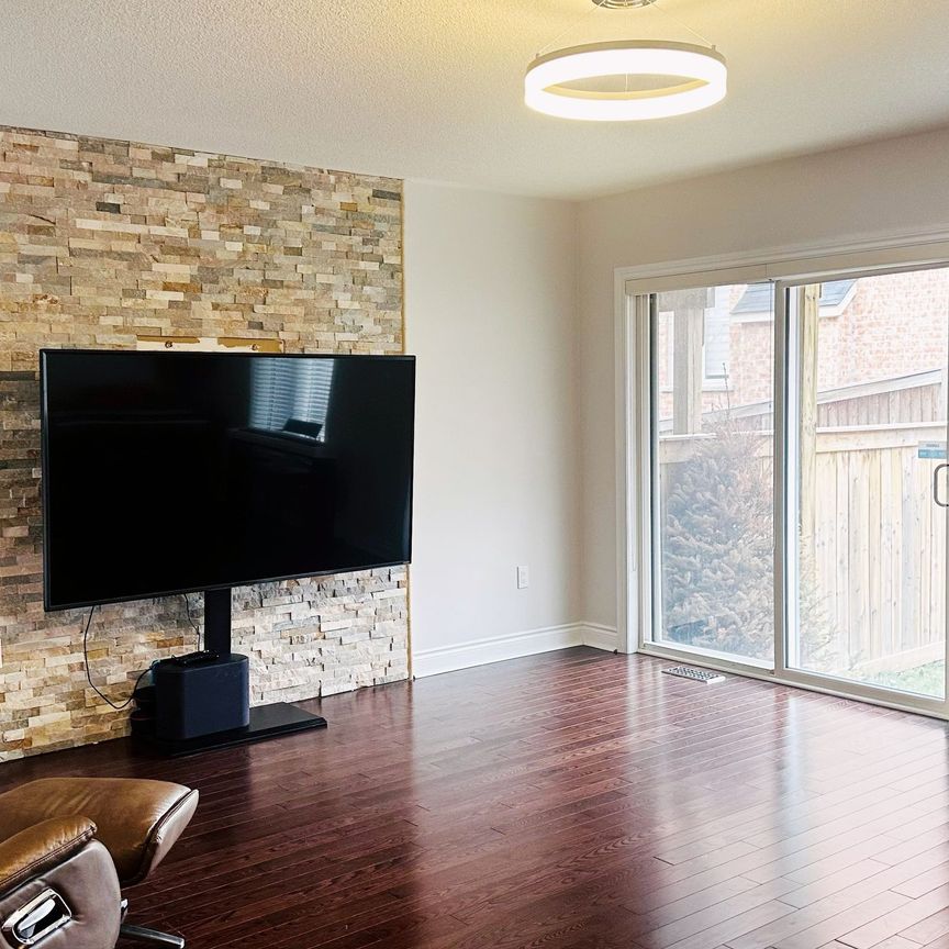 For Lease - 87 Mack Clement Lane, Richmond Hill, Ontario - Photo 1