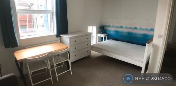 1 bedroom in a flat share to rent - Photo 2