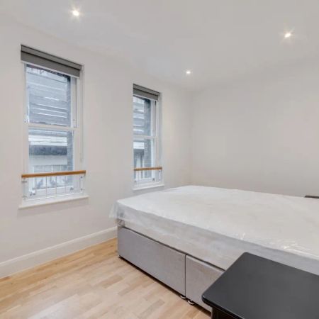 2 bedroom flat in London - Photo 3