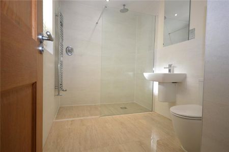 4 bedroom detached house to rent - Photo 3