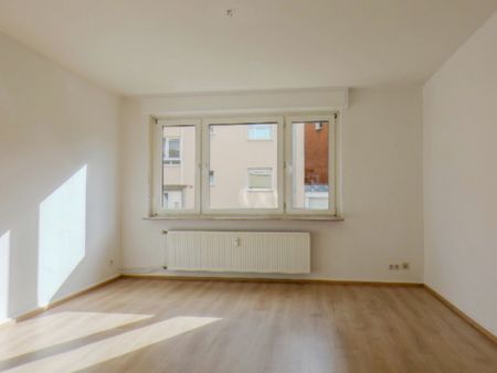 Helle 3-Zimmer-Erdgeschosswohnung mit Balkon in gepflegtem Mehrfamilienhaus - Foto 2